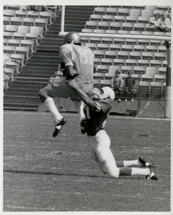 UCLA flankerback Reggie Echols takes a hook pass during a football game, September 18, 1971