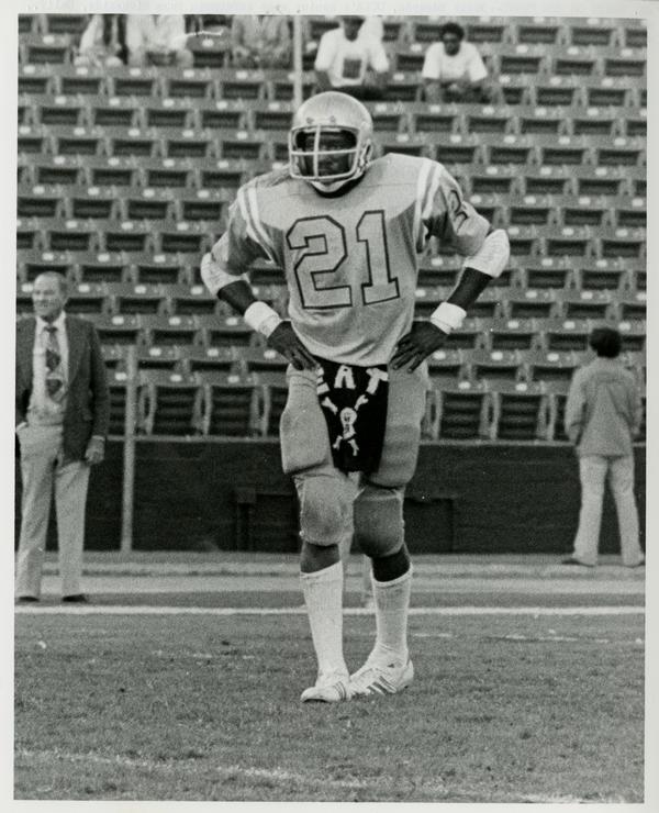 UCLA safetyman Oscar Edwards with his signature towel during practice, 1976