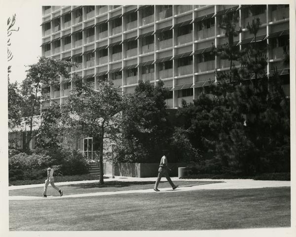 Students walking outside of UCLA Medical Center