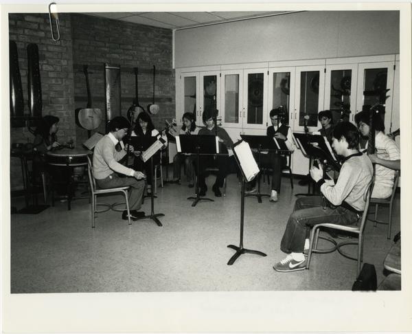 Lecturer Tsun Yuen (second from left) conducting class in Chinese music