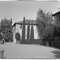 W. R. Dunsmore residence, exterior view towards forecourt and house from end of driveway, Los Angeles, 1930