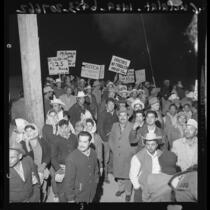 Workers' rallying to demand hourly pay boost in Calexico, Calif., 1961