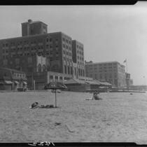 Santa Monica beach and Breakers Beach Club, Santa Monica, 1928