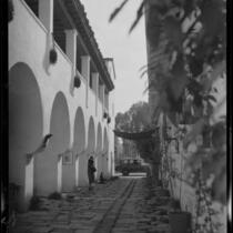 El Paseo "Street in Spain" alley between 23 E. De La Guerra St. and the Casa de la Guerra, Santa Barbara, [1930s?]