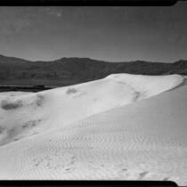 Sand dune and mountains, Imperial Valley or Coachella Valley, 1940
