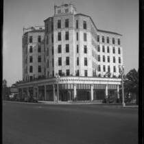 Unidentified, tri-lobe-shaped commercial building, California, circa 1915-1925]
