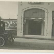 Automobile in front of a store, 932 S. Hope St., Los Angeles, 1922