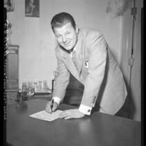 Actor Jack Carson signs up to become U.S. citizen, 1949