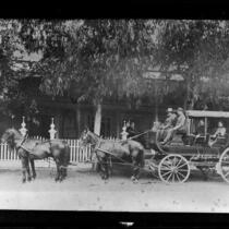 Geyser Springs Stage loaded with passengers, vicinity of Geyserville, circa 1905