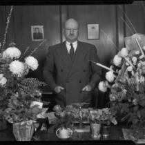 Santa Monica City Hall dedication, Mayor Edmond S. Gillette and flowers, Santa Monica, 1939