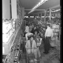 Shoppers in supermarket that reopened after 28-day strike in Los Angeles, Calif., 1959