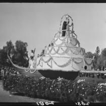Wedding cake float in the Rose Parade, Pasadena, 1927