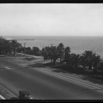View from Ocean Avenue towards the Palisades Park and the entrance to the California Incline road, Santa Monica, circa 1915-1925