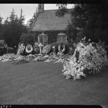 Shrine of flowers around Jean Harlow's home after her death, Los Angeles, 1937