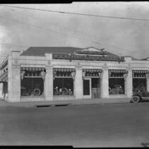 View towards showroom for Swinehart Tires, W. B. Guyton Tire & Rubber Co., Los Angeles, circa 1920-1934
