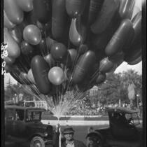 Street vendor with balloons at the Rose Parade, Pasadena, 1927
