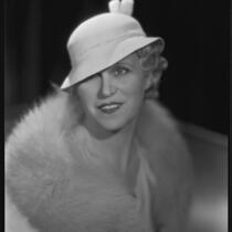 Peggy Hamilton modeling a felt hat with a small brim, 1933