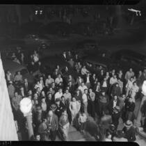 Crowd gathered outside of the Inglewood Police Station in search of child murderer Albert Dyer, Inglewood, 1937